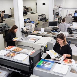 Алхимия бумаги и красок: Как мы вдыхаем жизнь в идеи через печатный станок