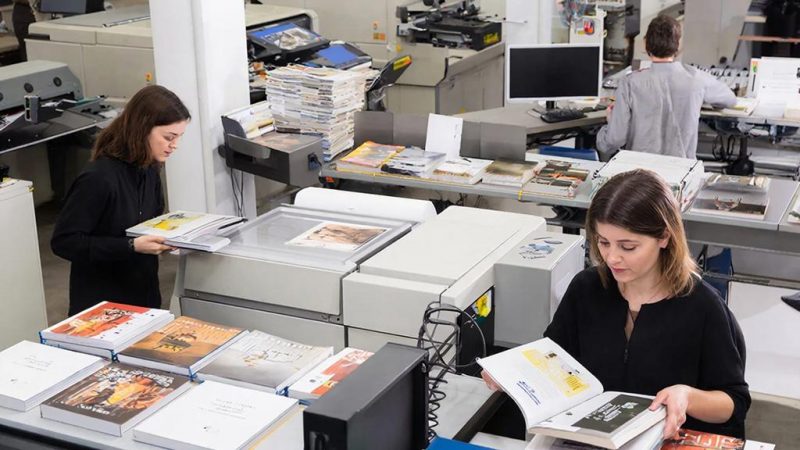 Алхимия бумаги и красок: Как мы вдыхаем жизнь в идеи через печатный станок